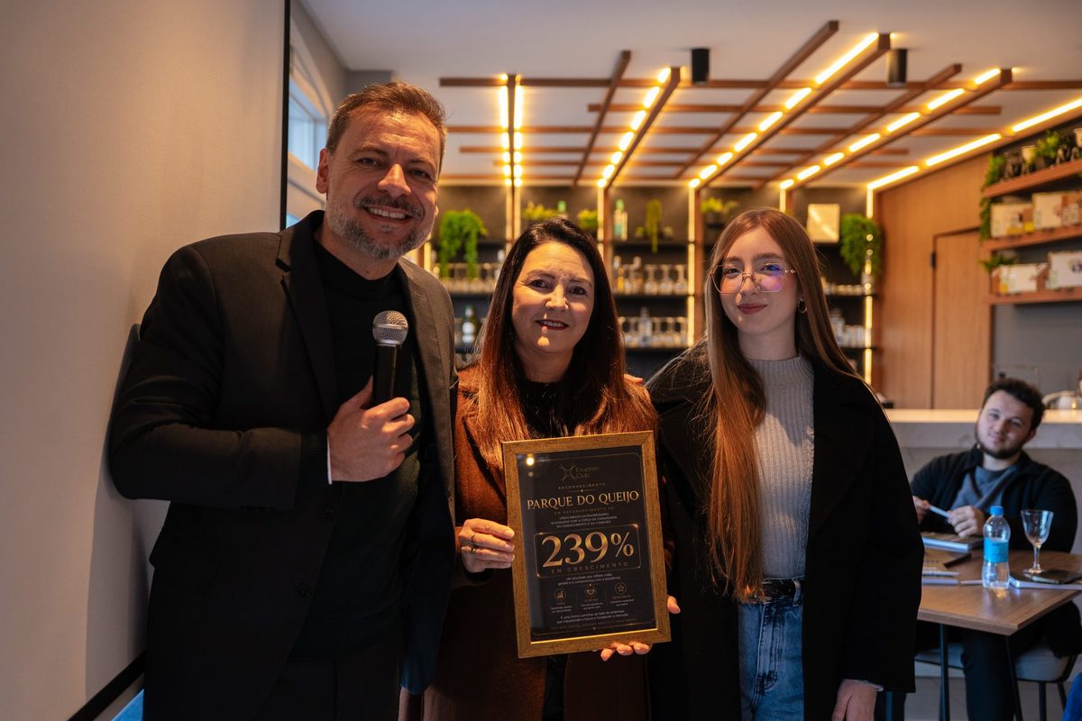 Entrega de placa de reconhecimento a uma empresa membro do Eruption Club